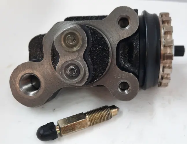 CYLINDER,WHEEL  L/H FRONT HINO FORD 
